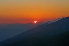 Um halb 4 Uhr morgens klingelte der Wecker! Kurz vor 6 Uhr am gewünschten Ort! Ich wartete gespannt auf den Sonnenaufgang. Ich wurde für die Geduld mit diesem Foto belohnt! Der Anblick einfach herrlich und unvergesslich (Bild: Mike Wipfli (Nähe Klausenpass, 1. August 2018))