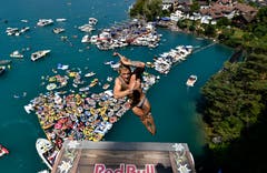 Mit bis zu 85 km/h tauchen die Athleten ins Wasser ein. (Bild: Romina Amato / Red Bull)