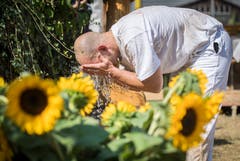 Zum Schluss die Abkühlung am Brunnen. (Bild: Reto Martin)