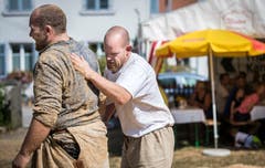 Der Sieger klopft das Sägmehl vom Rücken seines Gegners. (Bild: Reto Martin)