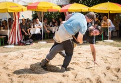 Trotz Plausch, das Ziel ist klar: den Gegner auf den Rücken legen. (Bild: Reto Martin)