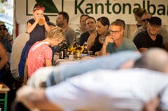 Die Besucher konnten das Spektakel im Schatten mitverfolgen und sich mit Getränken etwas abkühlen. (Bild: Reto Martin)