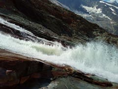 Gletscherschmelzwasser vom Feeegletscher, ob Saas Fee aufgenommen. (Bild: Bruno Ringgenberg, 04. August 2018)