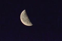 Mondaufnahme um ca. 23.30 Uhr mit NIKON D 7000 Kamera und 200 mm Tele aufgenommen. (Bild: Eric Bohnenblust)