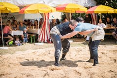 Trotz brütender Hitze wird im Sägmehl gekämpft (Bild: Reto Martin)