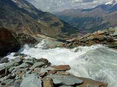 Gewässer mit Schmelzwasser fliessen in die Tiefe. Aufgenommen ob Saas Fee. (Bild: Bruno Ringgenberg, 04. August 2018)