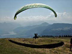 Selbstverständlich wünscht man diesen Wagemutigen "Happy landing", wo immer das auch sein wird. Aufgenommen auf Rigi-Kulm. (Bild: Margrith Imhof-Röthlin (Rigi-Kulm, 6. August 2018))