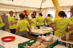 Mitglieder der einheimischen Vereine sind für die Festwirtschaft am Älplerkonzert auf dem Urnerboden besorgt. (Foto: Paul Gwerder, 6. August 2018)