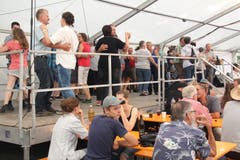 Tanz und Geselligkeit - das suchen und finden die Besucher am Älplerwunschkonzert auf dem Urnerboden. (Foto: Paul Gwerder, 6. August 2018)