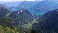 Von der Chulm auf 1970 Meter über Meer bietet sich ein imposanter Tiefblick auf das Dorf Isenthal und auf den links davon gelegenen Hausberg Scheidegg mit dem Mundartweg. Im Hintergrund sind Schwyz mit den beiden Mythen, Morschach/Fronalpstock und Axen/Rophaien zu erkennen. (Bild: Josef Gasser, 28. Juni 2018)