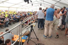 Weit über 2000 Personen sind zum Älplerwunschkonzert auf den Urnerboden gereist, um dort zu tanzen und zu feiern. (Foto: Paul Gwerder, 6. August 2018)