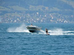 Das machte ihm gestern so richtig Spass, umgeben auf der Vierwaldstättersee vom abkühlenden "Nass" ! (Bild: Margrith Imhof-Röthlin)