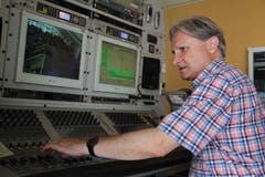Beat Tschümperlin bei der Arbeit am Regiepult. Zum 15. Mal moderiert er das Älplerwunschkonzert auf Radio SRF. (Foto: Paul Gwerder, 6. August 2018)