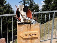 Alles ist erlaubt was aufmerksam macht. Wenn das nicht eine originelle Werbung für dieses "Bärg Gnuss-Restaurant" auf der Rigi ist. (Bild: Margrith Imhof-Röthlin)