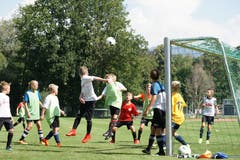 Kopfballduell beim Eröffnungsturnier des FC Buttisholz in Bad Ragaz. (Bild: Sonja Niederberger)
