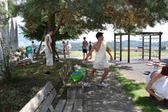 Die Jubla Udligenswil stimmt sich mit einigen Wasserballons auf ihr Lager ein.
