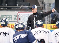 Das erste offizielle Team-Eistraining in der Bossard-Arena wird vom neuen Cheftrainer Dan Tangnes geleitet. (Bild: Stefan Kaiser (Zug, 7. August 2018))