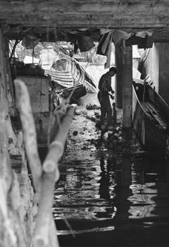 So sah's im Bootshaus eines Weggiser Fischers nach der Flutwelle aus. Bild: Verein historisches Archiv Weggis