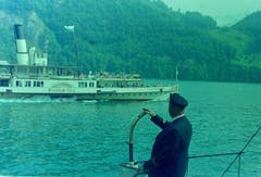 Das Dampfschiff Wilhelm Tell in den 1960er Jahren auf dem Vierwaldstättersee. Beim Kapitän mit dem Rücken zur Kamera, der die «Wilhelm Tell» von einem anderen Schiff aus beobachtet, handelt es sich nicht um Georg Huber. Bild: Archiv luzerner.dampfschiff.ch
