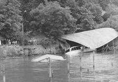 Die Flutwelle nach dem Felsabbruch 1964 am Bürgenstock zerstörte die Fischerei Waldis und die Bootsvermietung Würth in Weggis. Bild: Verein historisches Archiv Weggis