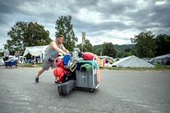Die Festivalbesucher bringen viel Material auf das Festgelände. Bilder: Pius Amrein (Zofingen, 8. August 2018)