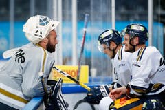Torhüter Sandro Aeschlimann (links) unterhält sich mit Johann Morant. (Bild: Stefan Kaiser (Zug, 07. August 2018))