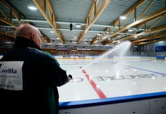 Während die erste Mannschaft in der Bossard-Arena trainiert, präpariert Eismeister Erwin Fassbind das Eis in der Trainingshalle. (Bild: Stefan Kaiser (Zug, 07. August 2018))