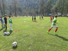Der FC Rothenburg beim Training in Randa VS. (Bild: Marcel Schneider)