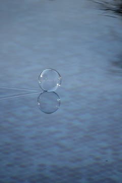 Eine Seifenblase trifft auf Wasser in Mallorca. (Bild: Susanne Rohr)