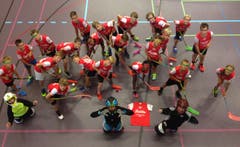 Gruppenfoto des Unihockey-Clubs Sursee mit dem Lager-T-Shirt in Schüpfheim. (Bild: Chantal Merki)