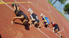 Im Basketballcamp Tenero wird fleissig trainiert: Rumpfübungen zum Aufwärmen. (Bild: Patrizia)