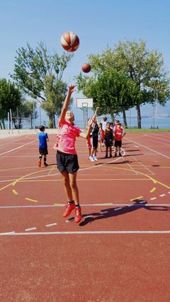 Erfolgreiche Korbwürfe im Basketballcamp Tenero. (Bild: Patrizia)