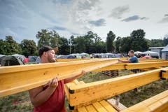 Winu von den "Höusechlöpfer" beim Aufbau des grossen Zeltes.