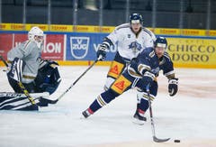David McIntyre verfolgt Livio Stadler, ganz links Goalie Sandro Aeschlimann. (Bild: Stefan Kaiser (Zug, 7. August 2018))