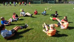 Bauchmuskeltraining beim FC Rothenburg in Randa. (Bild: Schneider)