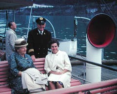 Kapitän Georg Huber mit Passagierinnen auf dem Dampfschiff Gallia. Bild: Archiv luzerner.dampfschiff.ch