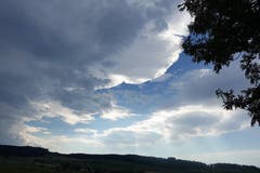 Schönwetter- oder Regenwolke? Am Abend über Rickenbach. (Bild: Josef Habermacher, 7. August 2018)