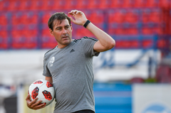 FCL-Trainer René Weiler. Ob seine Mannschaft sich gegen die Griechen behaupten kann, wird sich am Donnerstagabend zeigen. (Bild: Martin Meienberger, Olympiakos, 8. August 2018)