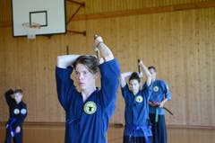 Im Lager der Global Korean Martial Arts Federation in Giswil wird mit Samuraischwertern hantiert. (Bild: Stephan Krellmann)