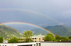 Dieser doppelte Regenbogen war kurz nach 18 Uhr für wenige Minuten zu sehen. (Bild: Regula Gut, 7. August 2018)