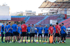 Trainer René Weiler spricht im Training am Mittwoch zur Mannschaft. (Bild: Martin Meienberger, Olympiakos, 8. August 2018)