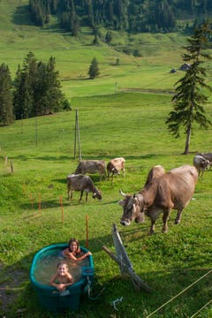 Badespass auf der Alp. (Bild: Lisbeth Burch (Mörlialp, 8. August 2018))