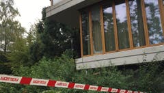 Eine Scheibe des Schulhaus Felsberg wurde zertrümmert. (Bild: Roman Hodel)