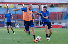 Valeriane Gvilia gegen Ruben Vargas im Training am Mittwoch. (Bild: Martin Meienberger, Olympiakos, 8. August 2018)