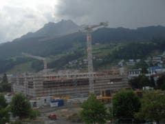 In Kriens schlug der Blitz in diesen Kran und verletzte eine Person (Bild: Leserreporter)
