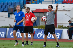 Christian Schwegler, Assistenztrainer Michael Silberbauer und Trainer René Weiler. (Bild: Martin Meienberger, Olympiakos, 8. August 2018)