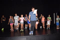Im Alten Kino in Mels üben 40 Kinder und Jugendliche, eingeteilt in zwei Altersgruppen, mit dem Gamser Musicalstar Patric Scott Songs und Choreografien. (Bild: Laura Broder)