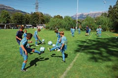 Diese Jungs sind Virtuosen im Umgang mit dem Ball und jonglieren sich bei fast jedem Versuch in den zweistelligen Bereich. (Bild: Robert Kucera)