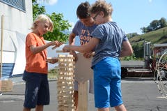 Der Turm aus Holzklötzchen soll später durch einen mit einem Katapult geschossenen Leuchtstab zerstört werden. Die Buben probierten ihre Ideen aus, bis es funktioniert.