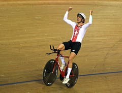 Claudio Imhof jubelt nach seinem dritten Platz in der Einzelverfolgung (Bild: EPA/GERRY PENNY)
